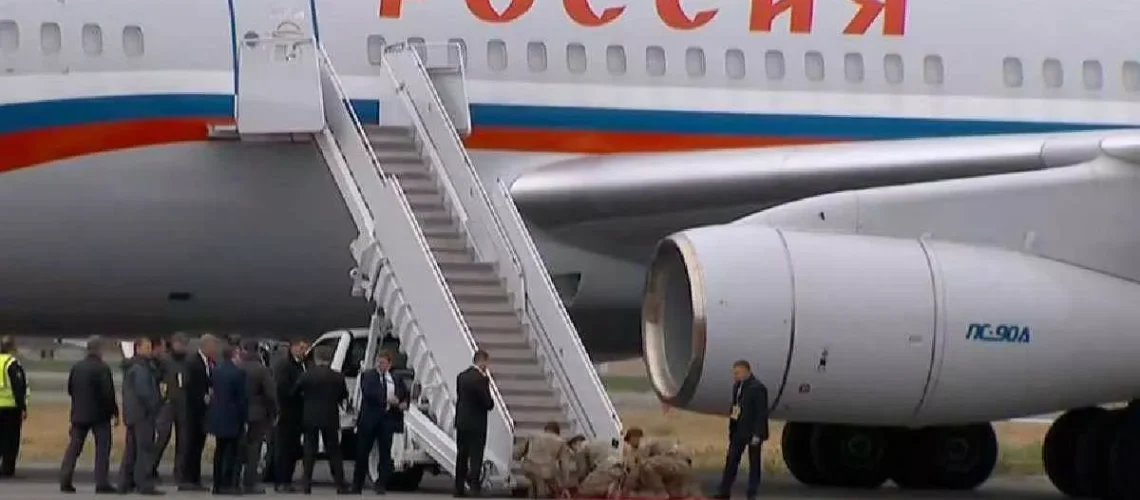 putin_trump_meet_at_alaska_24014560